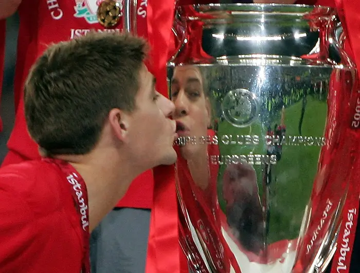 סטיבן ג'רארד שחקן ליברפול מנשק את גביע האלופות