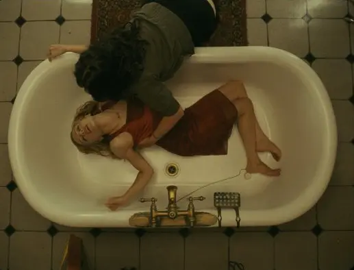 מרפי, באמבטיה, מתוך הסרט "Deadline"