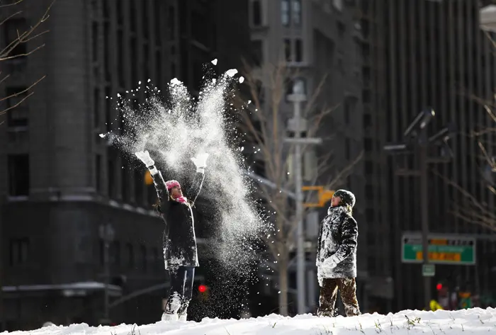 ילדים משחקים בשלג בניו יורק