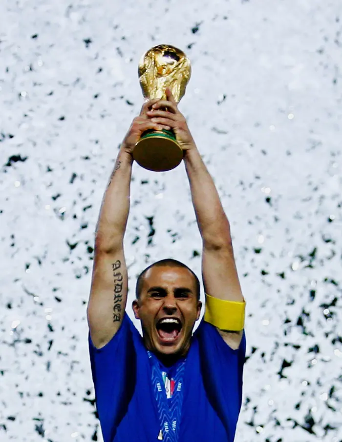 פאביו קנבארו שחקן נבחרת איטליה מניף את גביע העולם