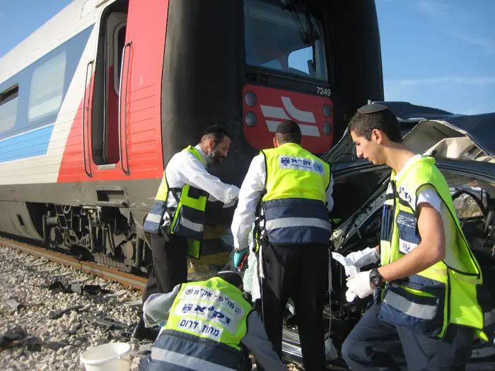 ביום ראשון נהרג נהג רכב פרטי בן 45 לאחר שהתנגש ברכבת שיצאה מבאר שבע לכיוון תל אביב על המסילה ליד קיבוץ גת