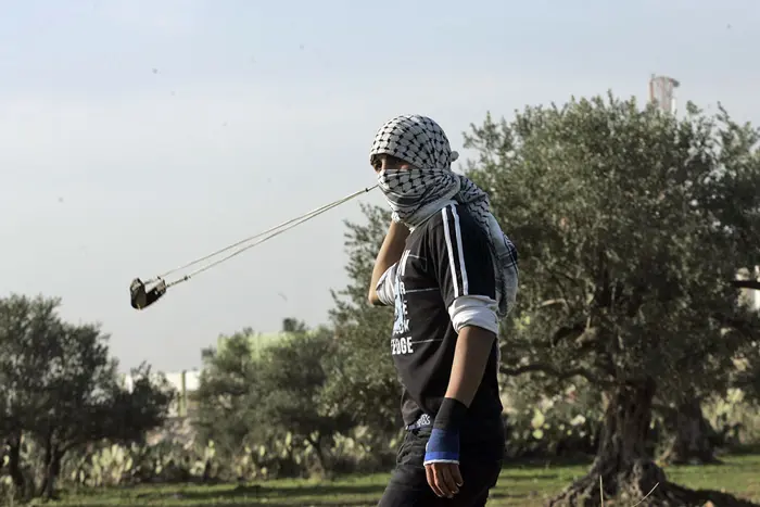 האבנים יודו לעבר רכב בו נסעה הפעוטה ליד בית לחם