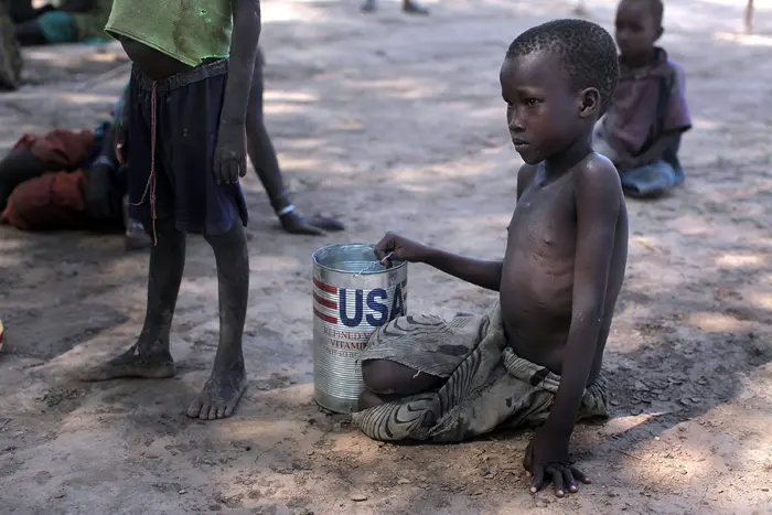 ילד אפריקאי צמא במחנה פליטים בקניה