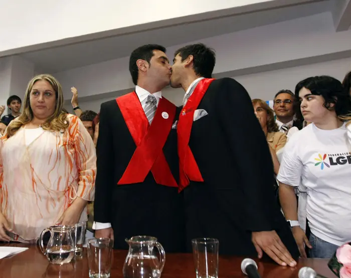 הזוג ביקש תחילה להתחתן בבירה בואנוס איירס אך הרשויות דחו את הבקשה בטענה כי ההוראות והחוקים בתחום אינם ברורים