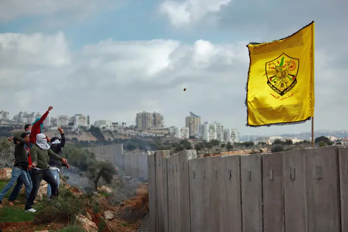 פלסטינים מיידים אבנים סמוך לגדר ההפרדה בניעלין