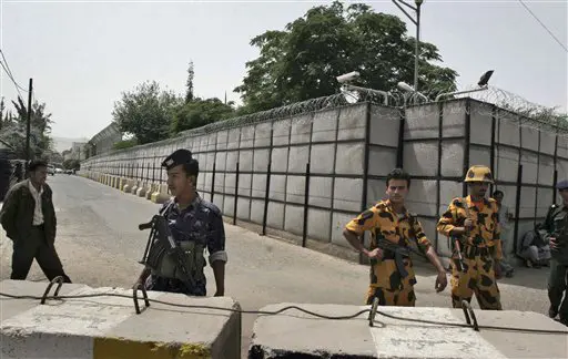 אנשי כוחות הביטחון התימנים מפטרלים סביב שגרירות צרפת בצנעא