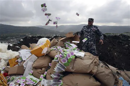 פלסטינים בסלפית שורפים מוצרים מההתנחלויות