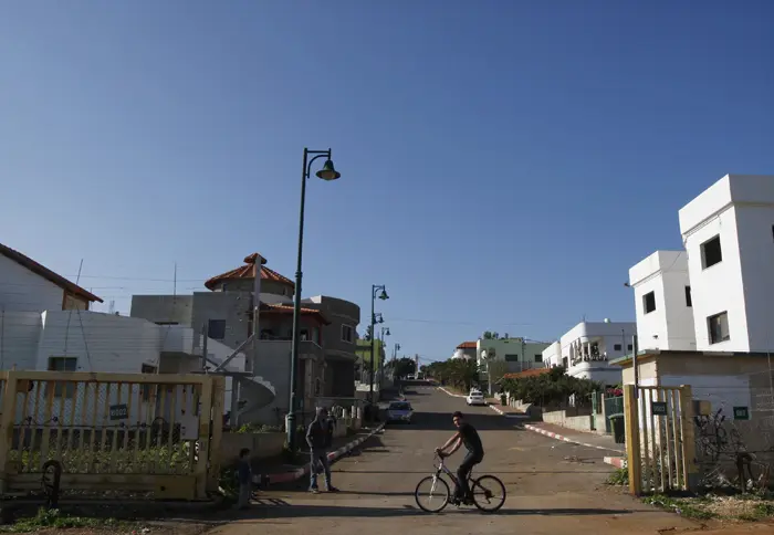 נתניהו סומך את ידו על עבודת המטה. הכפר רג'ר