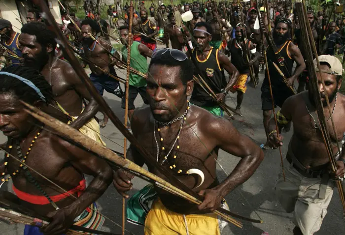 חברי שבט דני תוקפים את שבט הדאמל באינדונזיה