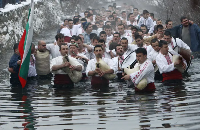 נוצרים בולגרים רוקדים בנהר קפוא במהלך חגיגות ההתגלות