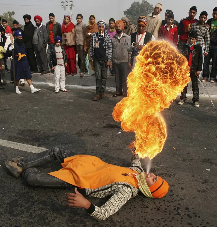 מאמין סיקי יורק אש במהלך מצעד דתי בהודו