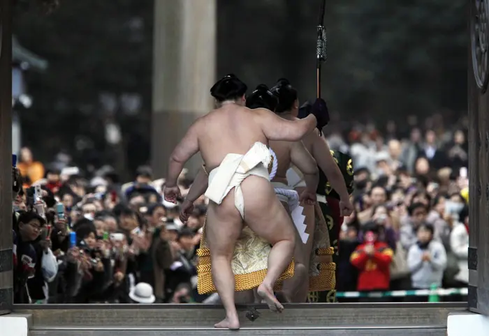 אלוף הסומו יוקוזונה אסאשורייה לאחר הופעה מסורתית בטוקיו