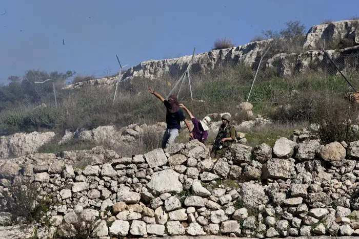 הצעירים שהתפרעו ניקבו בנוסף את גלגליהם של שלושה כלי רכב צבאיים שהיו במקום