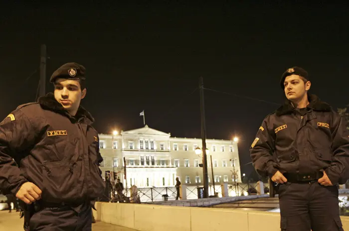 "לא נהפוך את אתונה למצודה משטרתית או צבאית". שוטרים ליד בניין הפרלמנט