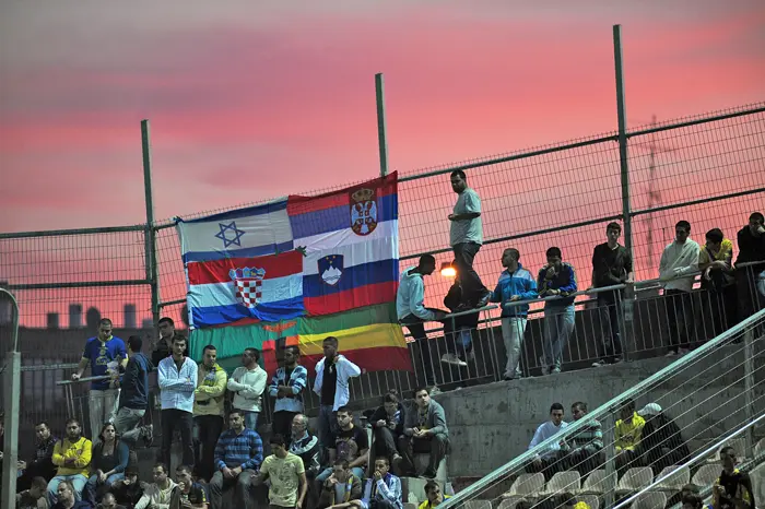אוהדי כדורגל במשחק בין מכבי תל אביב לבין הפועל פתח תקוה