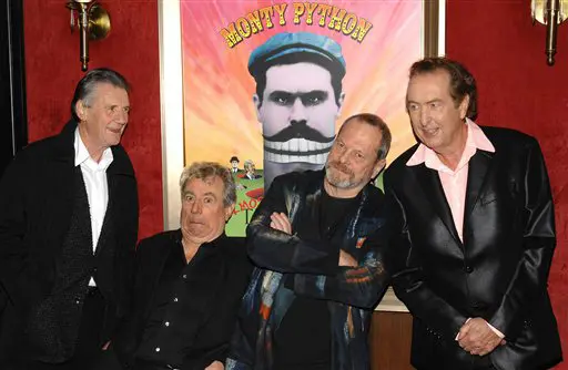 משמאל: מייקל פאלין, טרי ג'ונס, טרי גיליאם ואריק איידל . חבורת פייתון חוגגת 40 שנה