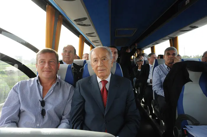 שמעון פרס, נוחי דנקנר יוסי בכר באוטובוס מנכ"לים ינואר 2010