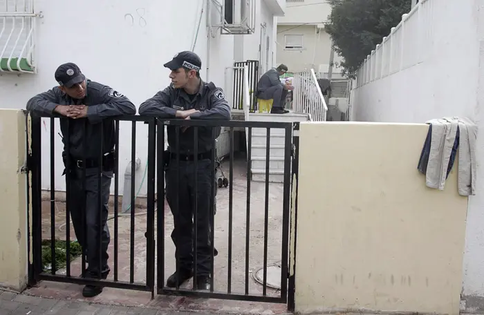 חוקרי המשטרה במתחם של גאול רצון בדרום תל אביב