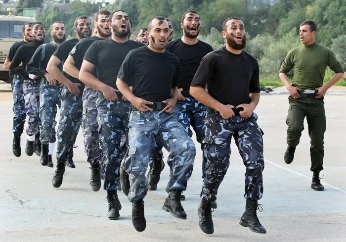שר הפנים מטעם ממשלת חמאס ברצועה הבטיח לספק אבטחה מלאה לראיס. כוחות חמאס באימונים