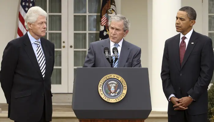אובמה נואם כלשצידיו הנשיאים לשעבר בוש וקלינטון