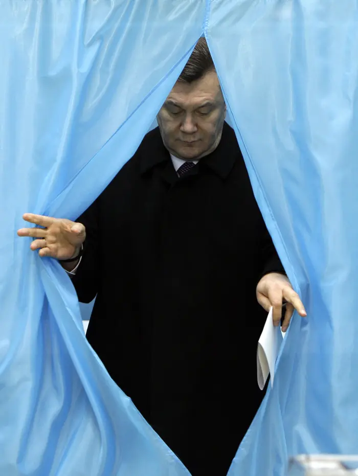 ינוקוביץ' מצביע בבחירות היום