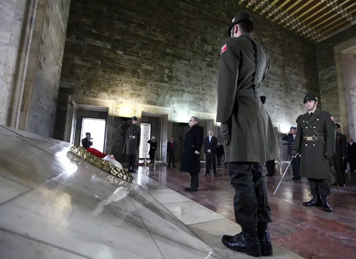 ברק מבקר בקברו של מייסד טורקיה המודרנית כמאל אתטורק
