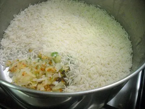מטגנים את האורז והבצל