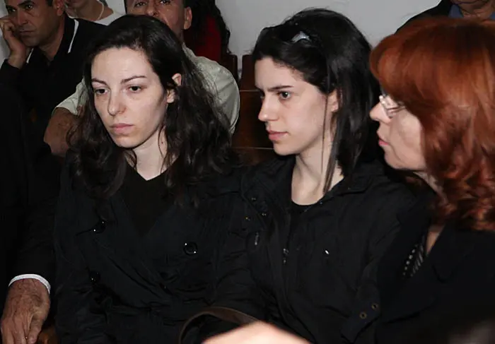 משמאל: בתו של אריק קרפ, אוטליה, הבוקר בבית המשפט