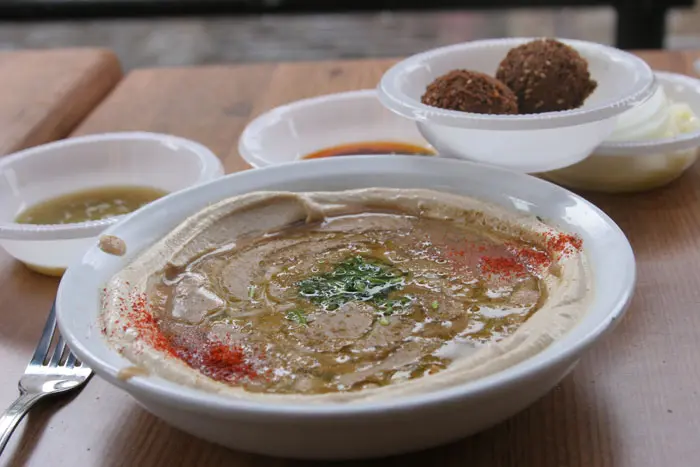 חומוס פול מעדות יפו ולא מהכרם. מנה של חומוס אסף