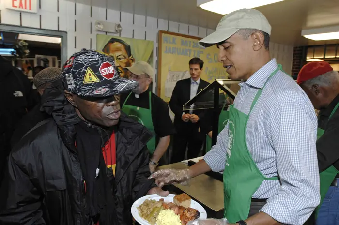 נשיא ארצות הברית ברק אובמה מאכיל מחוסרי בית ביום לזכרו של מרתין לותר קינג