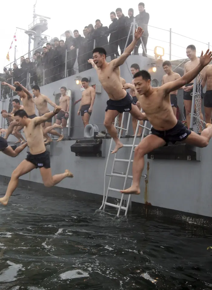 חיילים בצבא דרום קוריאה קופצים למים מספינה במהלך אימון חורף