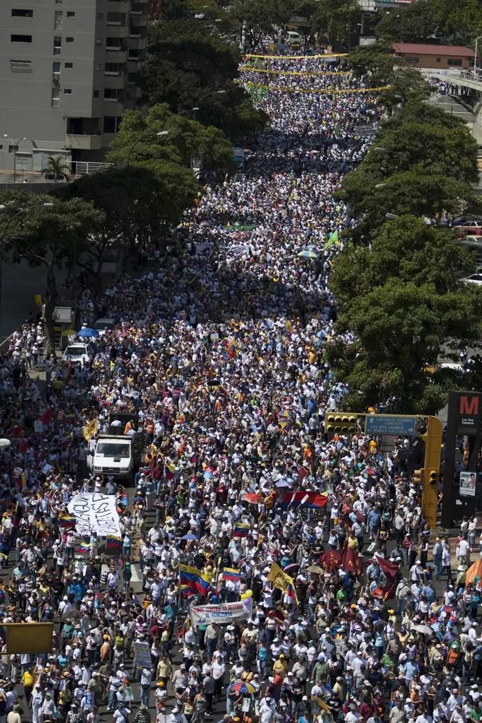"2010 תהיה שנת שינוי בונצואלה". הפגנת מתנגדיו של צ'אווס