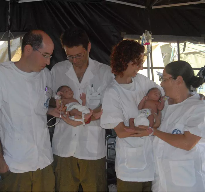 16 תינוקות נולדו בבית החולים הישראלי בהאיטי. בתמונה: הצוות הרפואי עם תאומים שנולדו בבית החולים