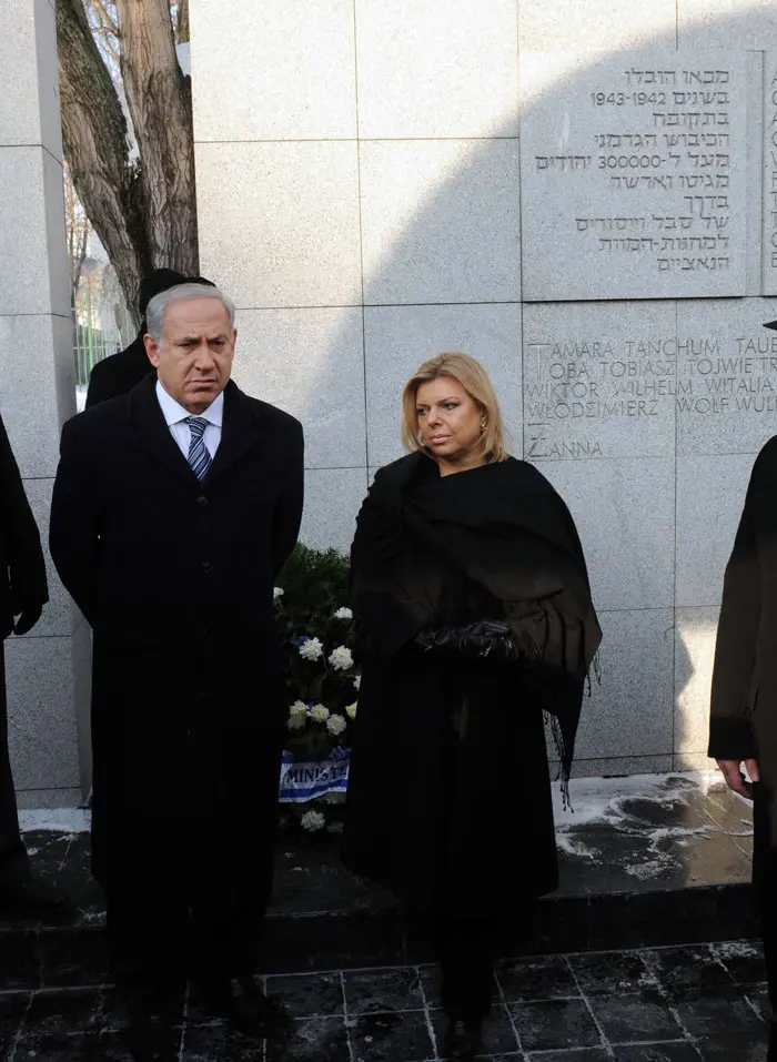 היוזמה לשלוח משלחת לישראל עלתה בטקס זיכרון בפולין, השנה. ראש הממשלה ורעייתו בטקס זיכרון בוורשה לפני שנתיים