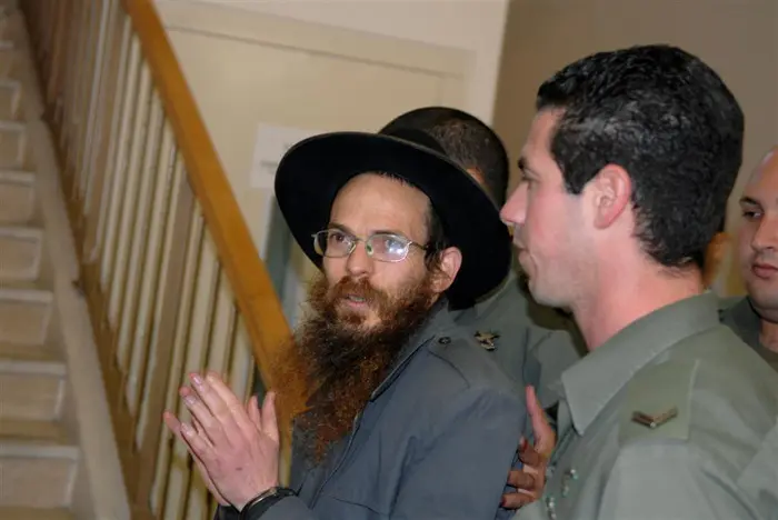הרב שפירא בעת מעצרו בחשד להסתה