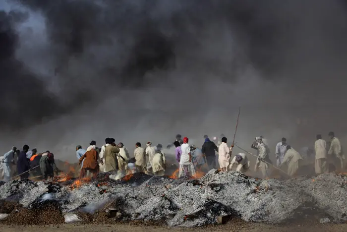 שריפת חומרים שהוחרמו על ידי המכס בפקיסטן