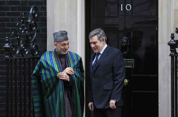 ראש ממשלת בריטניה גורדון בראון מארח במשכנו את נשיא אפגניסטן חמיד קרזאי