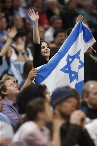 דגל ישראל שוב מולאם למטרות ספורטיביות פרובנציאליות. אוהדת של עמרי כספי במשחק של סקרמנטו קינגס