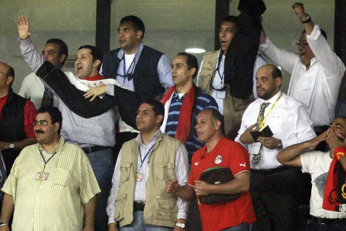 עלא וגאמל מובארק, בניו של נשיא מצרים, חוגגים את זכיית נבחרת מצרים באליפות אפריקה