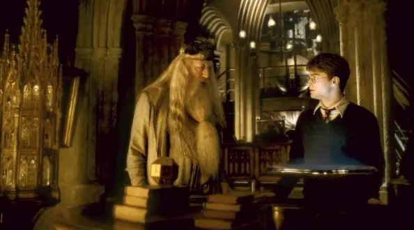 האם הקוסם מארץ עוץ יצליח למלא את מקומו של הקוסם הבריטי? מתוך "הארי פוטר והנסיך חצוי הדם"