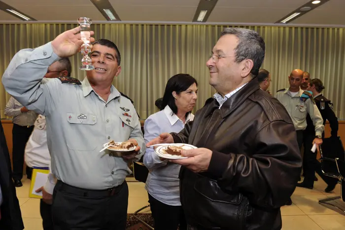 מרימים כוסית לחיי צה"ל מערכת הביטחון ומדינת ישראל. ברק ואשכנזי