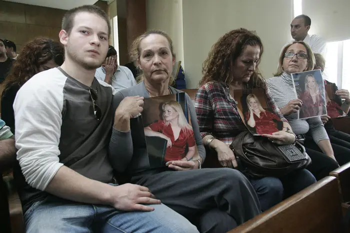 "בתי לא תשוב לעולם". ליאורה אהרונסון עם בני משפחתה בבית המשפט