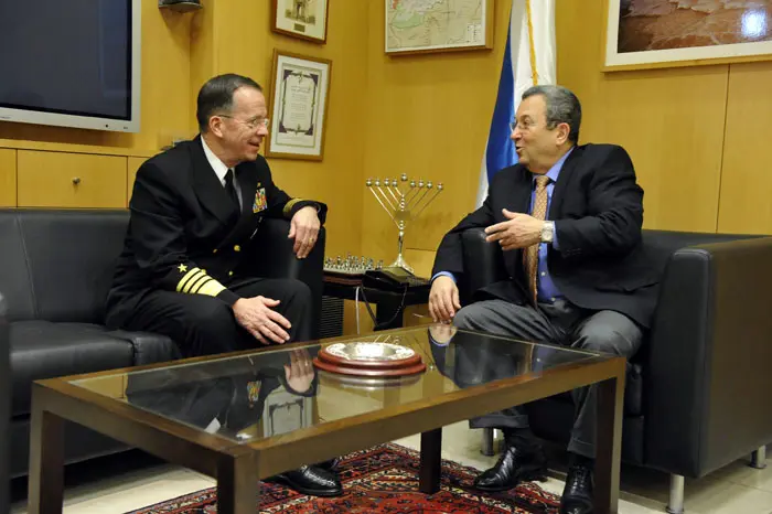 שר הביטחון אהוד ברק עם אדמירל מייקל מאלן בקריה בתל אביב