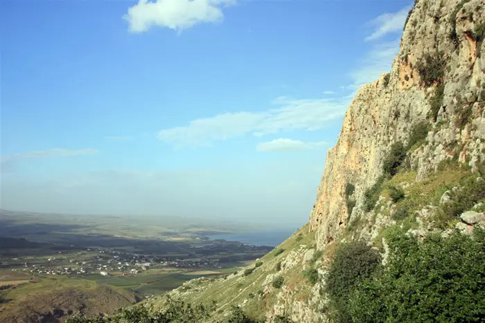 ביקור חווייתי בין פרחים ונופים בשמורת הטבע ארבל