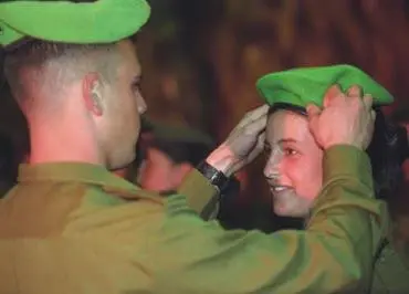 טקס סיום טירונות בפלוגת קרקל המעורבת. למצות את יכולות הבנות