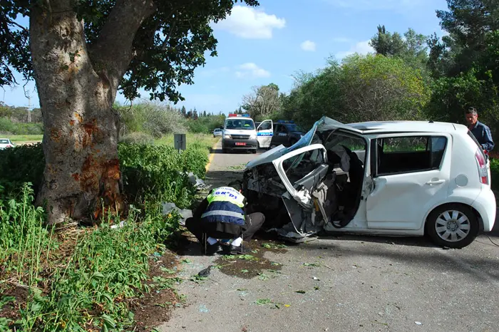 נהג הרכב נפגע ממשאית, וכתוצאה מהתאונה נגרר לנתיב הנגדי ונותר לכוד במכוניתו