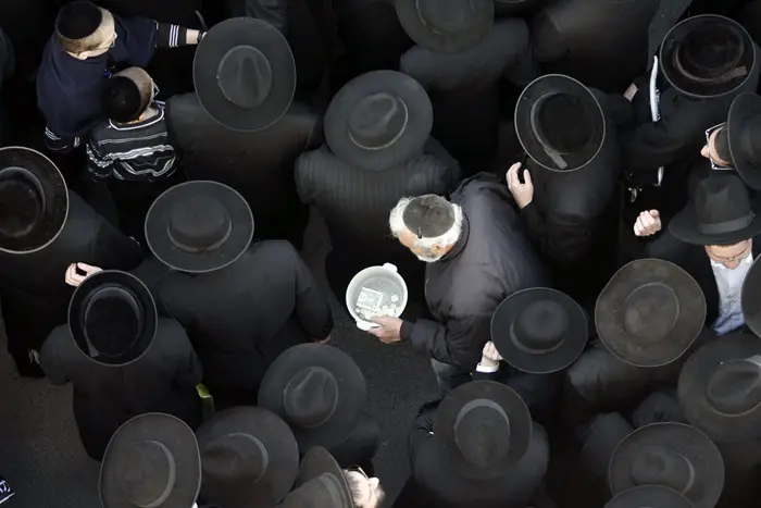 סבו של הפעוט הוא בכיר מאוד באחת מהישיבות החרדיות-ליטאיות בבירה. למצולמים אין קשר לידיעה