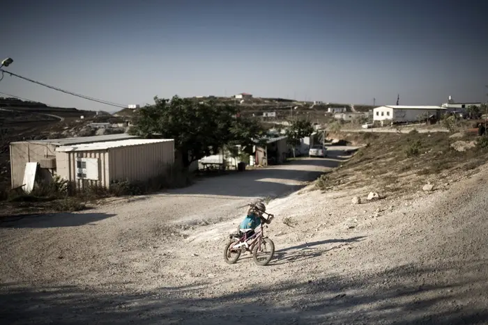 ילד רוכב על אופניים במאחז קידה שבשומרון