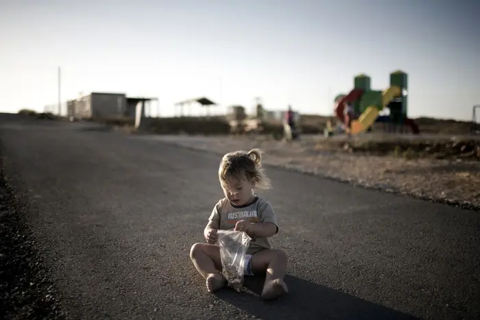תינוק על כביש במאחז קידה שבשומרון