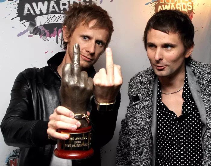 הלהקה הברית הטובה ביותר: מת'יו בלאמי עם דומיניק האוורד בטקס פרסי ה-NME, הלילה